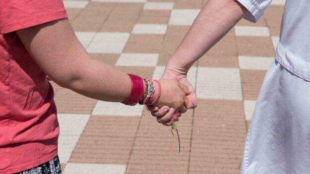 Mans usuari i cuidadora Fundació Hospitalàries Caldes de Malavella