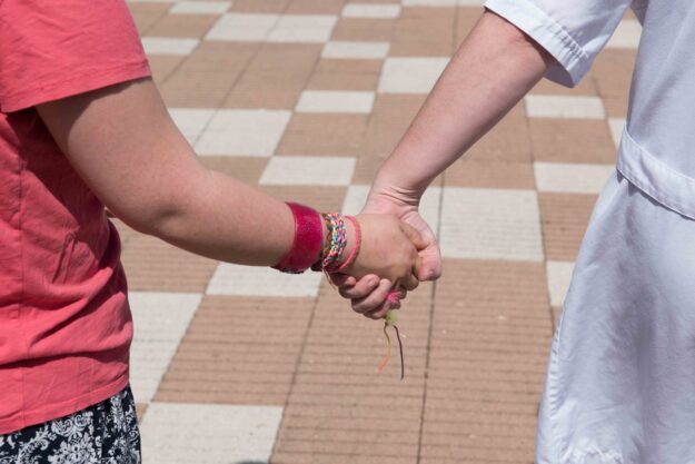 0020 Mans usuari i cuidadora Fundació Hospitalàries Caldes de Malavella